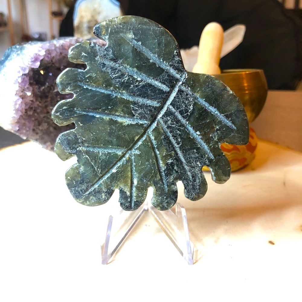 Labradorite Monstera Leaf - Picture 3 of 3